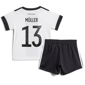 Tyskland Thomas Muller #13 Replika Babytøj Hjemmebanesæt Børn VM 2022 Kortærmet (+ Korte bukser)